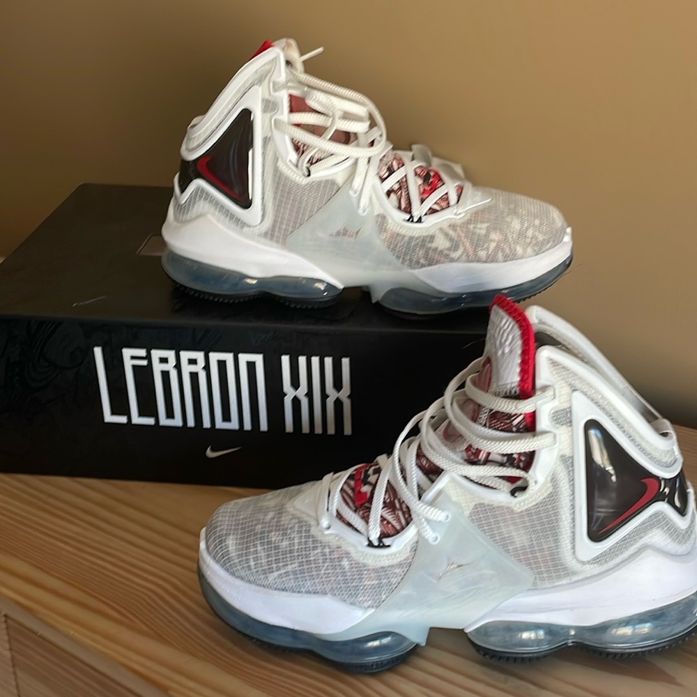 Lebron XIX White/university red-black Nike Basketball shoes men’s 9.5 women’s 11